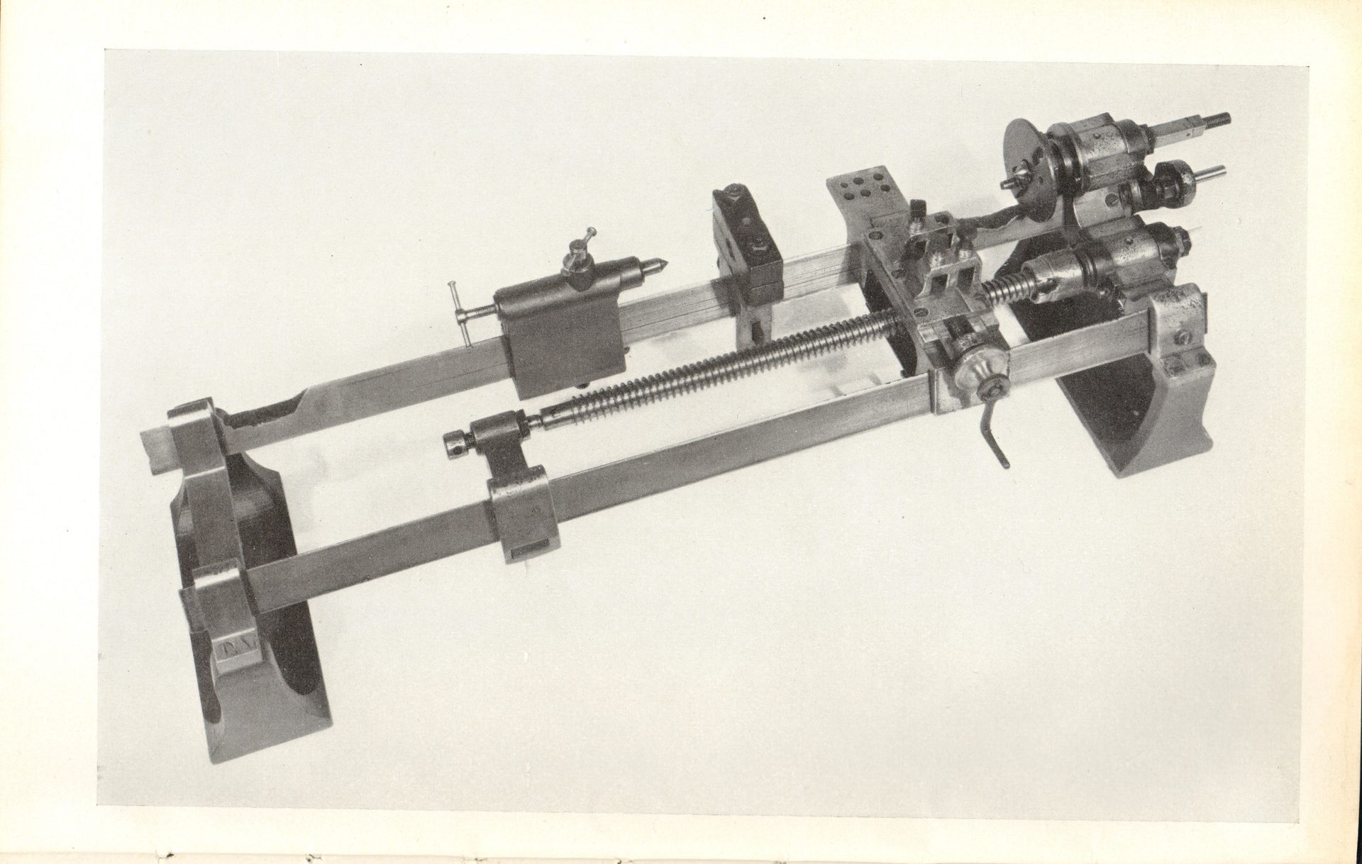 Torno de roscar de Henry Maudslay, circa 1800. Se ve el tornillo patrón a lo largo de la bancada y el portaherramientas con corredera que eliminó la dependencia de la mano humana.